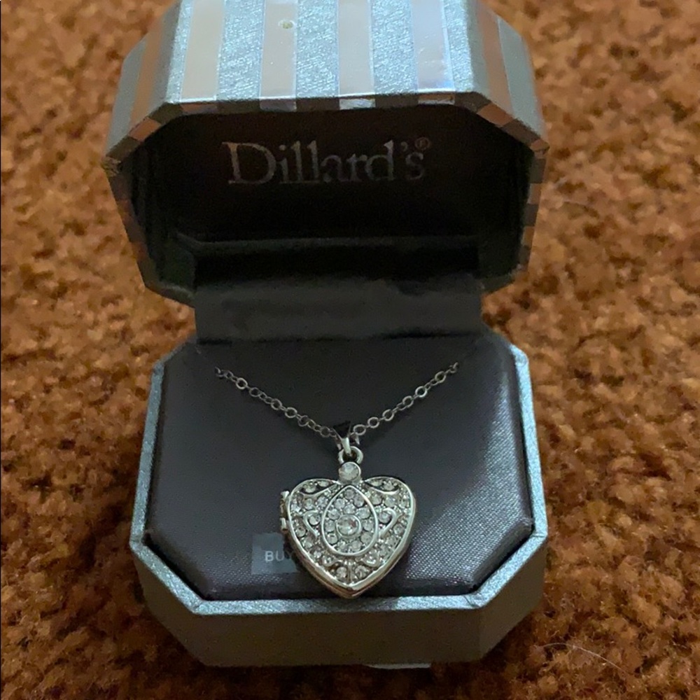 🆕 Dillard’s Heart Locket Necklace - Picture 2 of 6